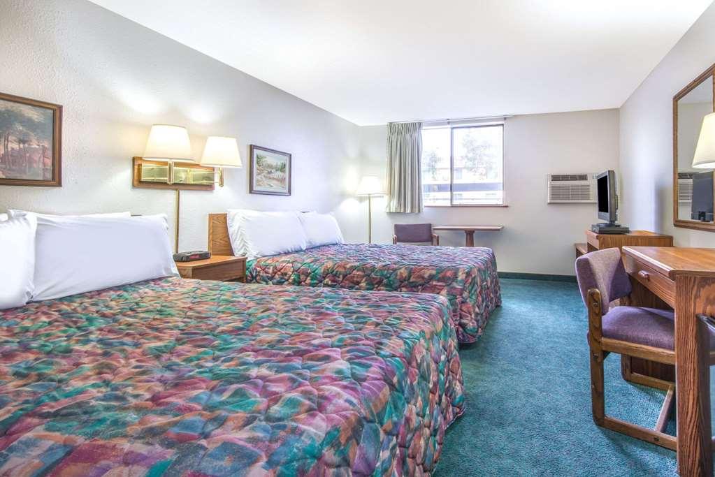 Super 8 By Wyndham Missoula/Brooks Street Hotel Стая снимка